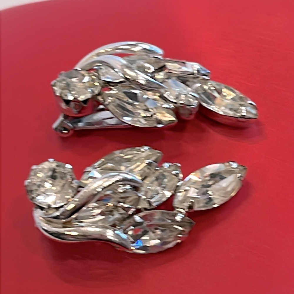Weiss Vintage Crystal Clip On Earring. Stunning Craftsmanship. Breathtaking - Picture 4 of 8